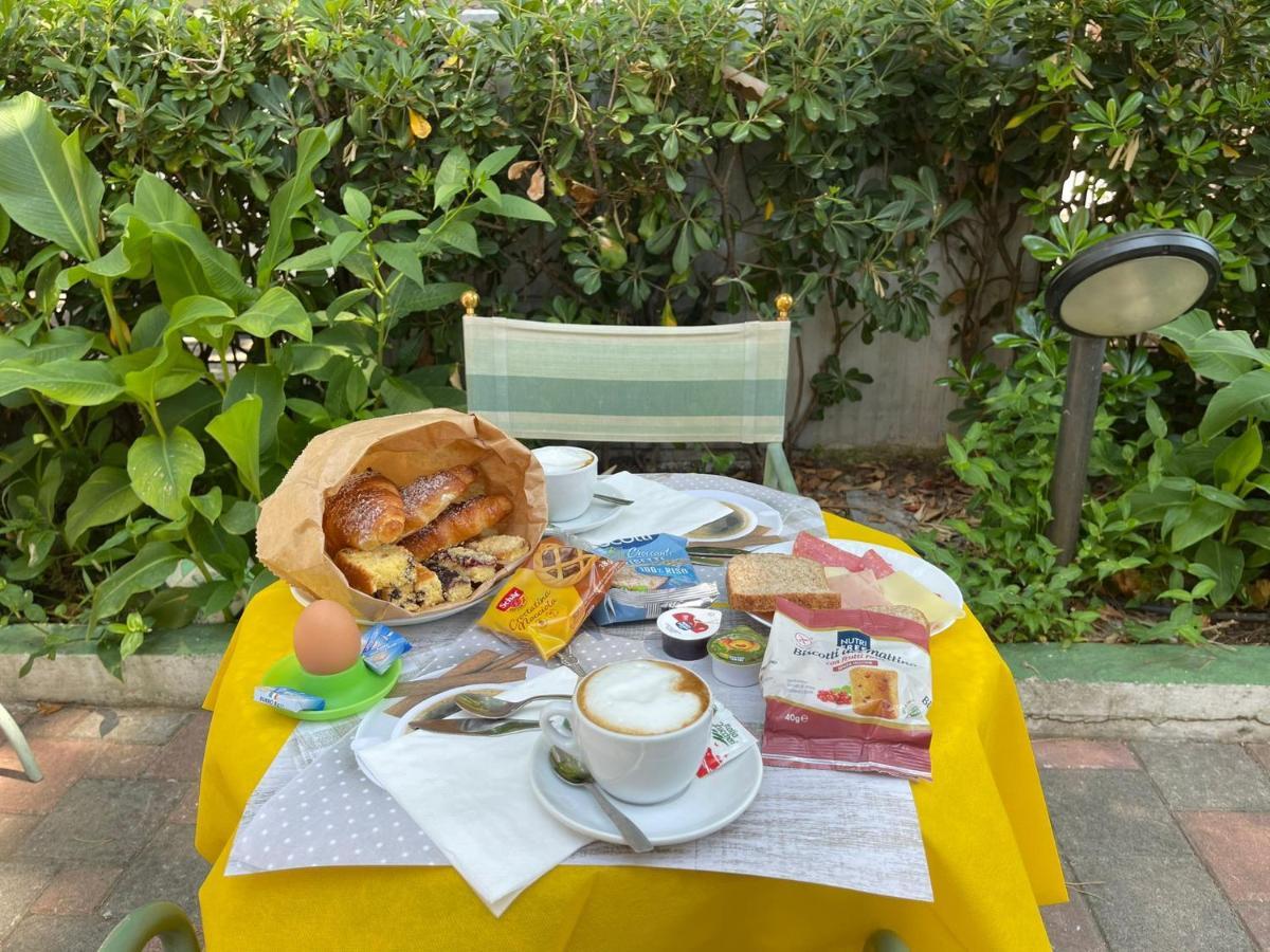 Hotel Montebello Riccione Kültér fotó